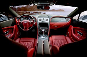 Quelle dashcam discrète choisir pour une voiture de luxe ?