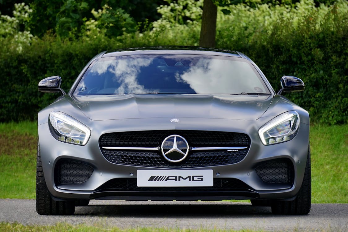 Voiture de luxe de nuit